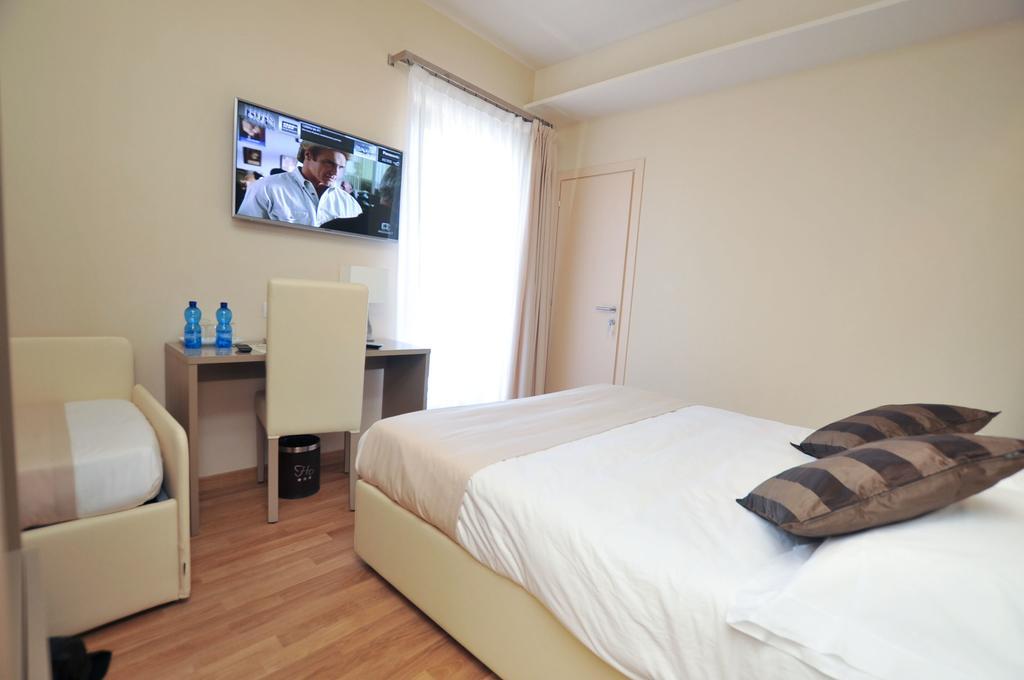 Hotel Dori Peschiera del Garda Habitación foto